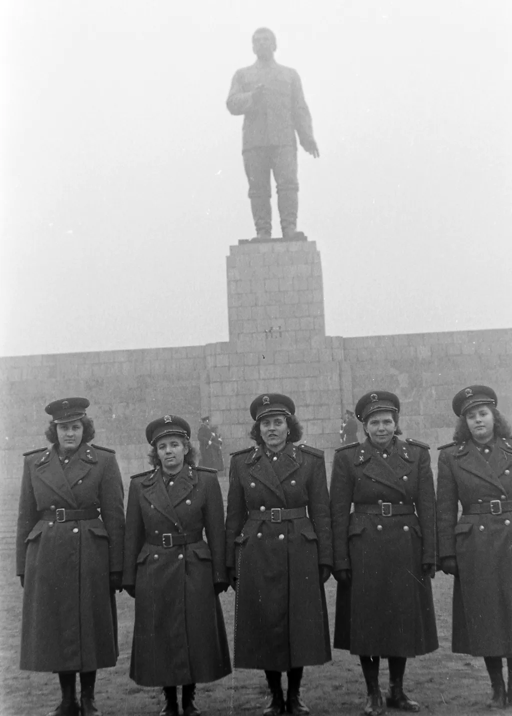 a mai Ötvenhatosok tere, Mikus Sándor szobrászművész alkotása, a Sztálin szobor avatása 1951. december 16-án.
ÉV 