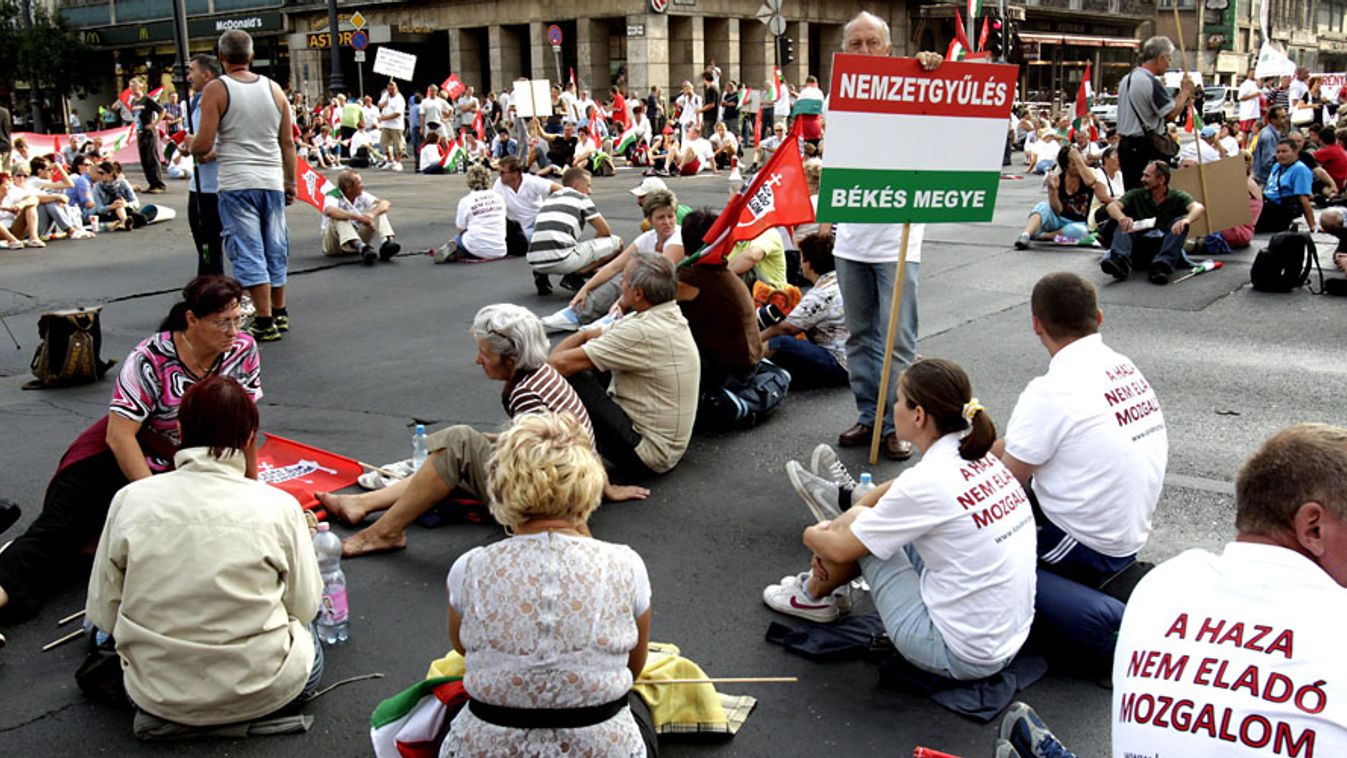 Tüntetők ülnek az úttesten a Haza Nem Eladó Mozgalom akcióján a belvárosi Astorián 2013. augusztus 20-án