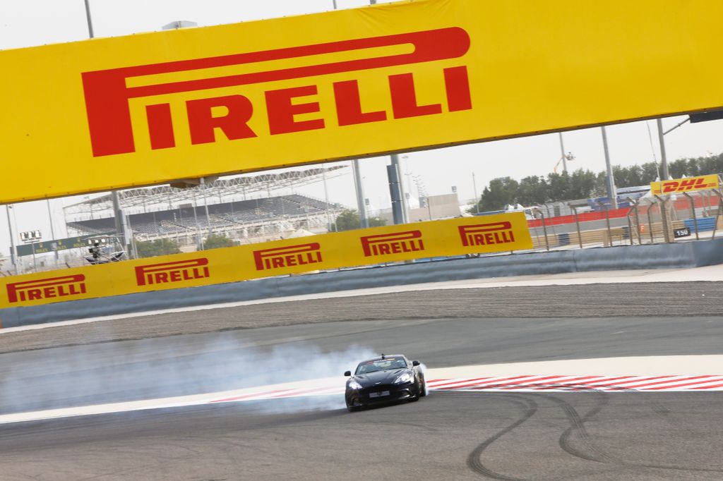 Forma-1, Bahreini Nagydíj, Pirelli Hot Laps, Aston Martin Vanquish S, 