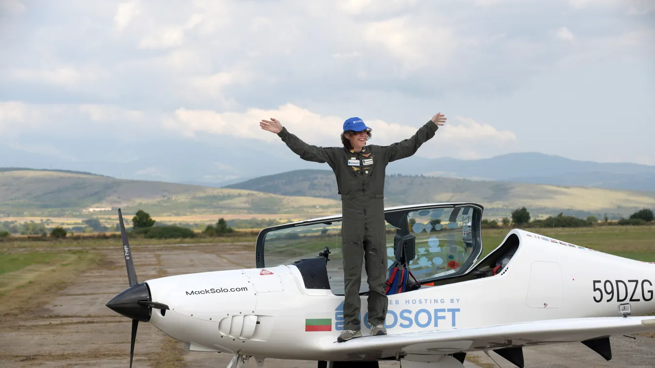 legfiatalabb pilóta, Föld, körberepülés,
Mack Rutherford 17 éves belga-brit pilóta fényképezkedik Shark típusú ultrakönnyű légi járművével a szófiai repülőtéren 2022. augusztus 24-én, a sikeres világcsúcskísérlete után. A tizenéves fiú Szófiából indult út