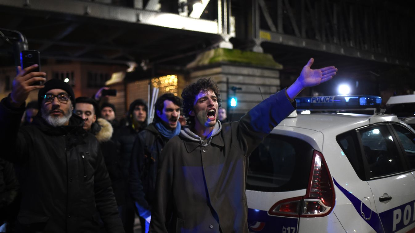 Macron, tüntetés, tüntetők, Bouffes du Nord színház, Macront kimenekítették a színházból 