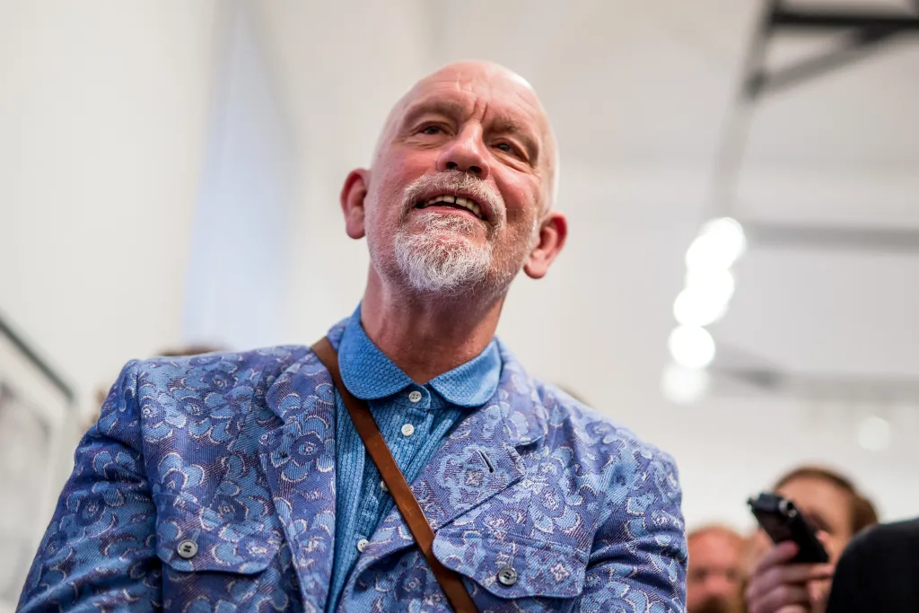 John Malkovich exkluzív tárlatvezetés, Sandro Miller fotókiállítás 