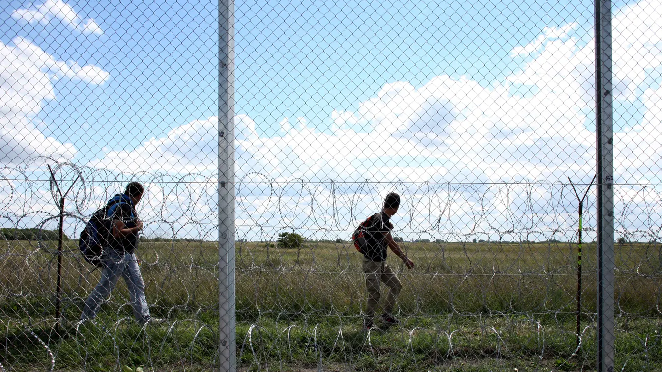 Menekülők a Szerb -Magyar határ szerb oldalán, rést keresnek a technikai határzáron Mórahalom térségében.
Fotó: Dudás Szabolcs
menekültek 