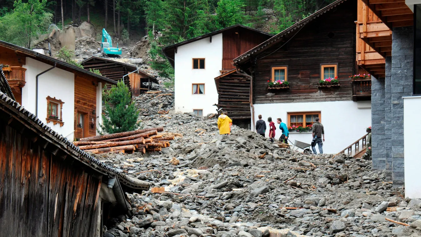 baleseti helyszín ÉPÜLET FOTÓ ÁLTALÁNOS rom baleseti helyszín ÉPÜLET FOTÓ ÁLTALÁNOS Sellrain, 2015. június 8.
Az ausztriai Sellrain egyik utcája 2015. június 8-án, miután heves zivatarok áradásokat és földcsuszamlásokat okoztak Tirol egyes térségeiben. (M