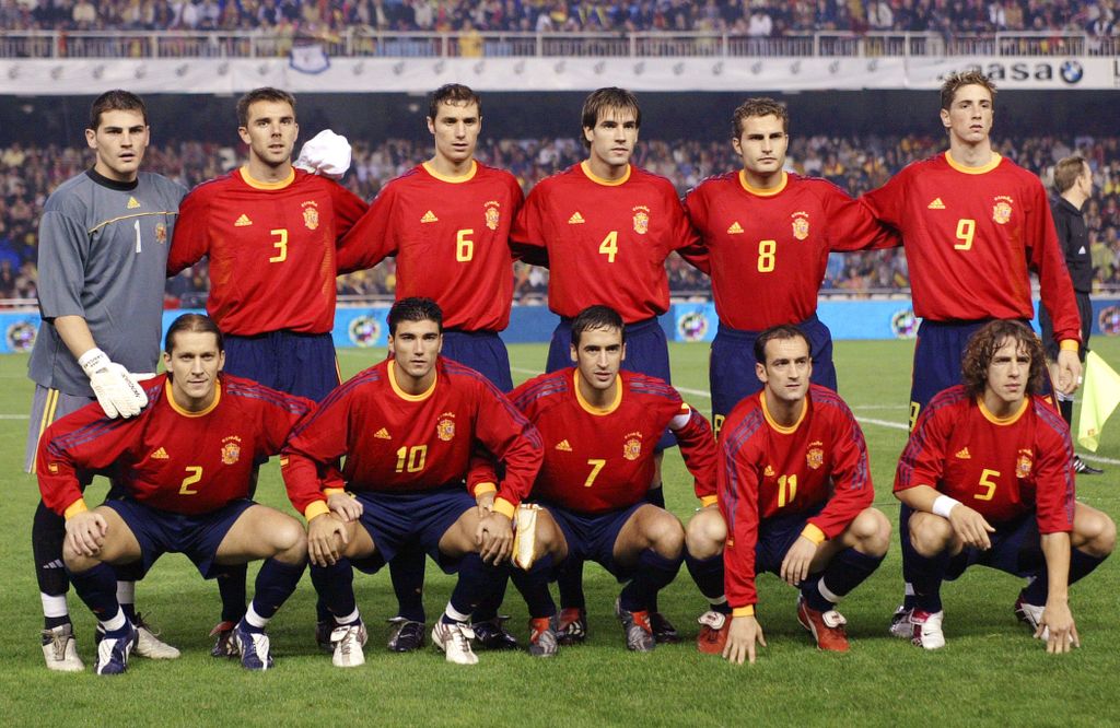 FBL-EURO 2004-SPAIN-NORWAY Horizontal FOOTBALL GROUP PICTURE SPORT GOALKEEPER ATTITUDE TEAM 