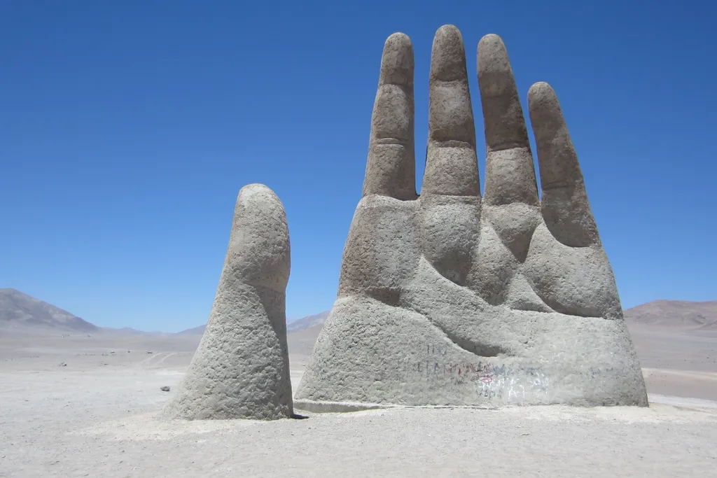 A sivatag keze: 11 méteres tenyér nő ki az Atacama homokjából, galéria, 2023 