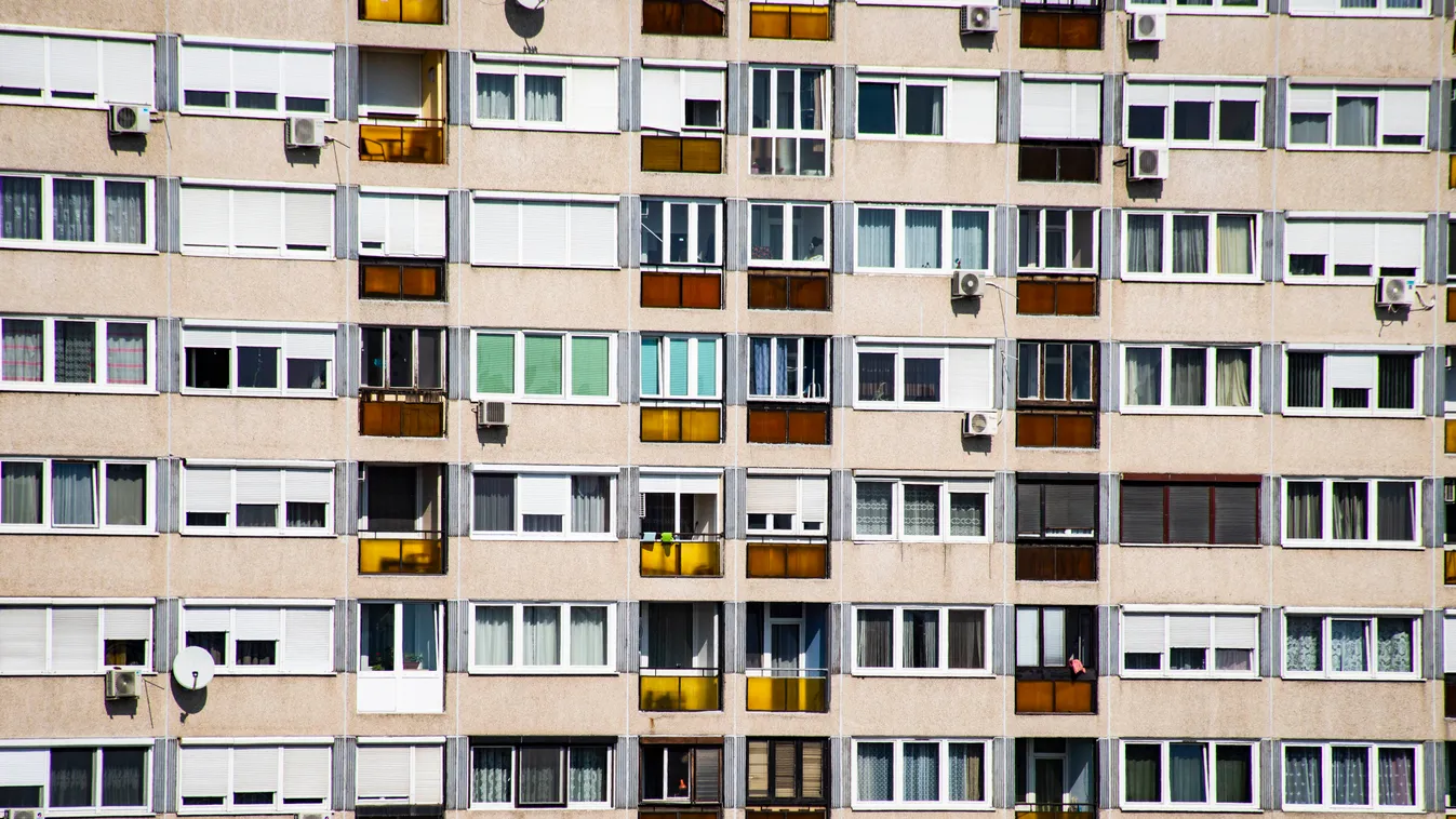 Koronavírus, Budapest, Zugló, ablak, lakás, lakótelep, panel, sok ablak vírus, korona, karantén, önkéntes karantén 