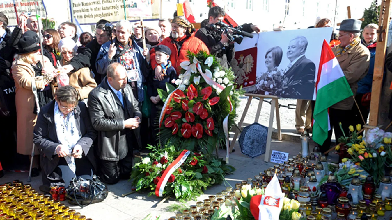 Megemlékezés Varsóban a Lech Kaczynski lengyel államfőt és kíséretét szállító repülőgép katasztrófájának második évfordulóján 