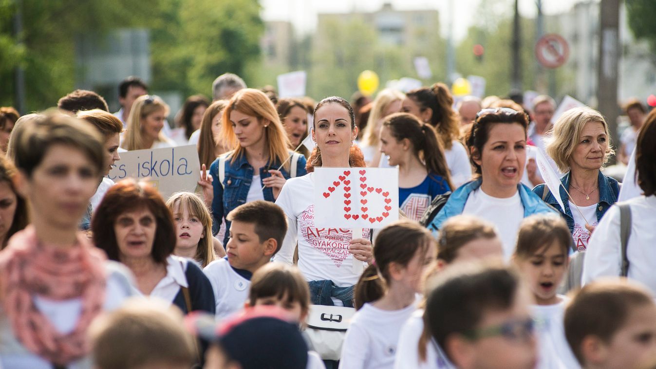 Nyíregyháza, 2015. április 28.
Diákok, szülők és tanárok tiltakoznak 2015. április 28-án az ellen, hogy a Nyíregyházi Főiskola Apáczai Csere János Gyakorló Általános Iskola fenntartói joga átkerüljön a Klebelsberg Intézménytartó Központhoz (Klik). A demon