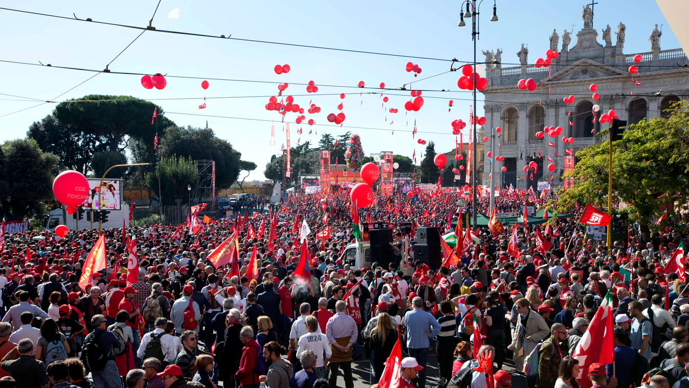 Róma, 2014. október 25.
A legnagyobb olasz szakszervezet, a CGIL felhívására tüntetnek dolgozók a kormány munkaerőpiaci reformja ellen Rómában 2014. október 25-én. (MTI/AP/Andrew Medichini) 