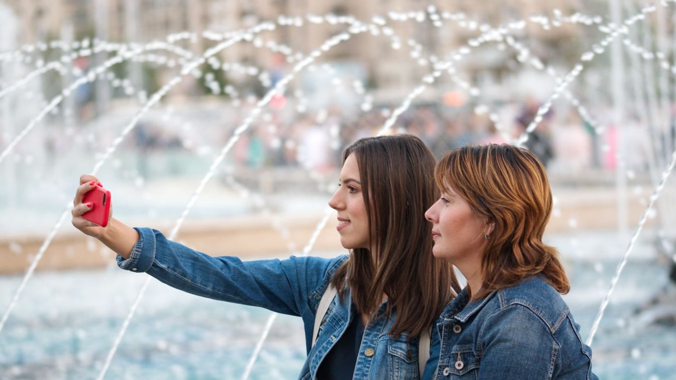 selfie szelfi szökőkút fotózás mobilozás 