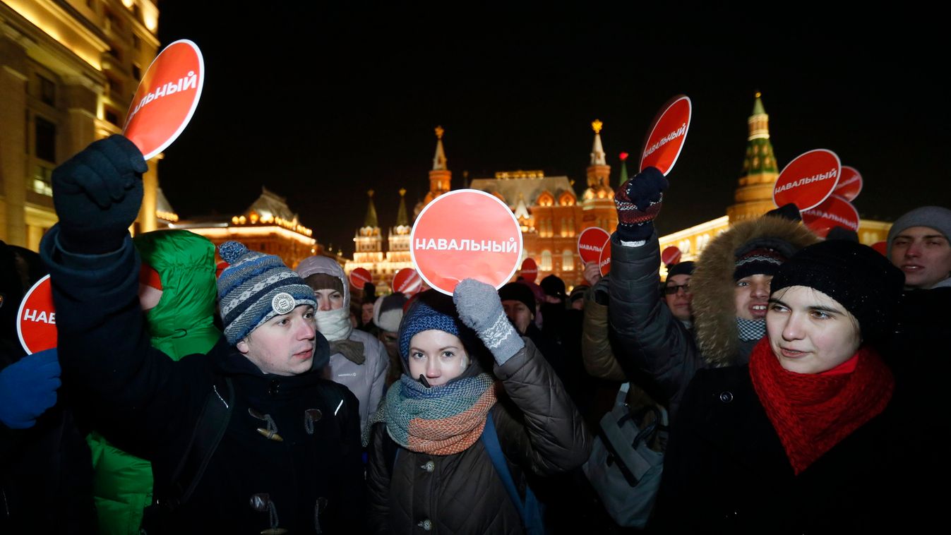 Moszkva, 2014. december 30.
Alekszej Navalnij orosz ellenzéki vezető támogatói tüntetnek a politikus nevét felmutatva a moszkvai Manyézs téren 2014. december 30-án. Ezen a napon Navalnijt egy bíróság jogerősen felfüggesztett börtönre ítélte csalás és pénz