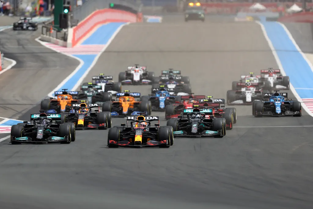 Forma-1, Max Verstappen, Red Bull, Lewis Hamilton, Mercedes, Francia Nagydíj rajt 