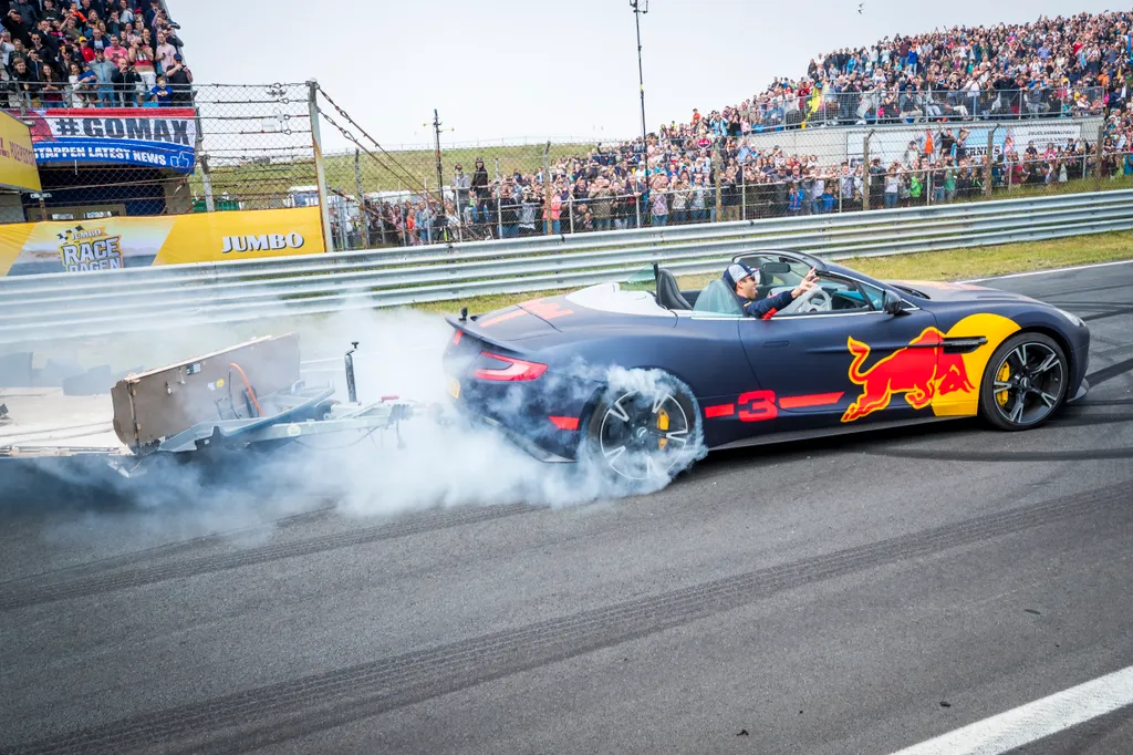 A Forma-1-es Red Bull Racing bemutatója a hollandiai Zandvoortban, Daniel Ricciardo, Aston Martin 