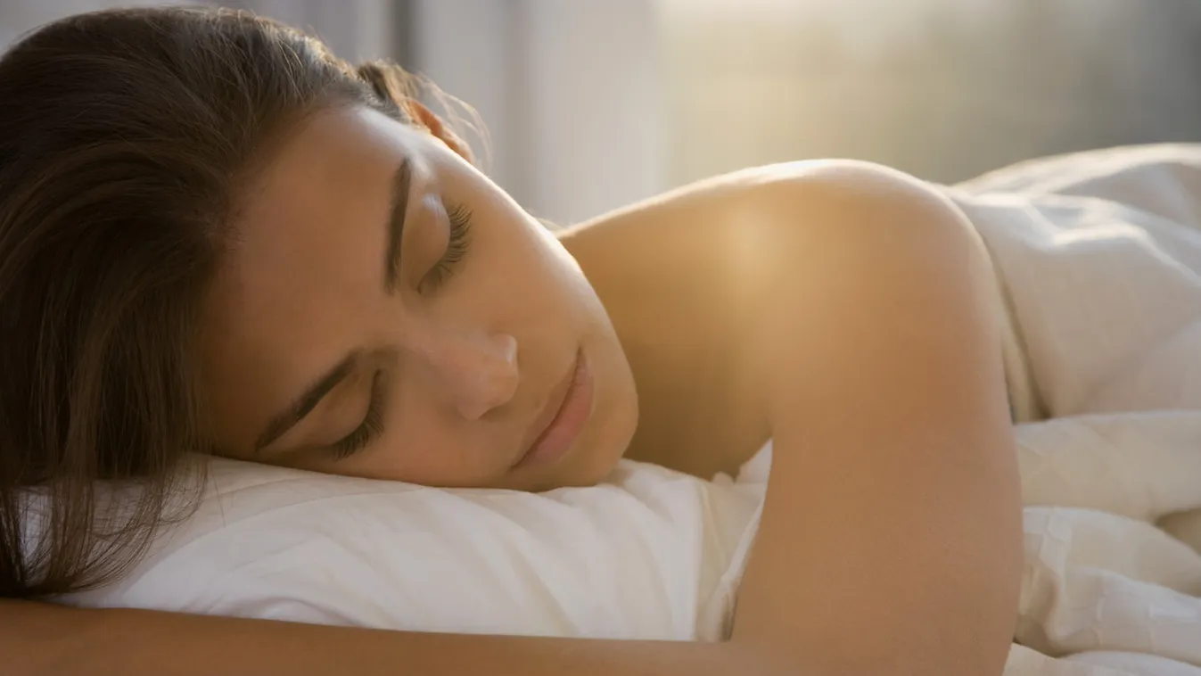 A meztelenül alvástól a hasad is laposabb lehet - 6 tudományos érv, hogy dobd a pizsamát 