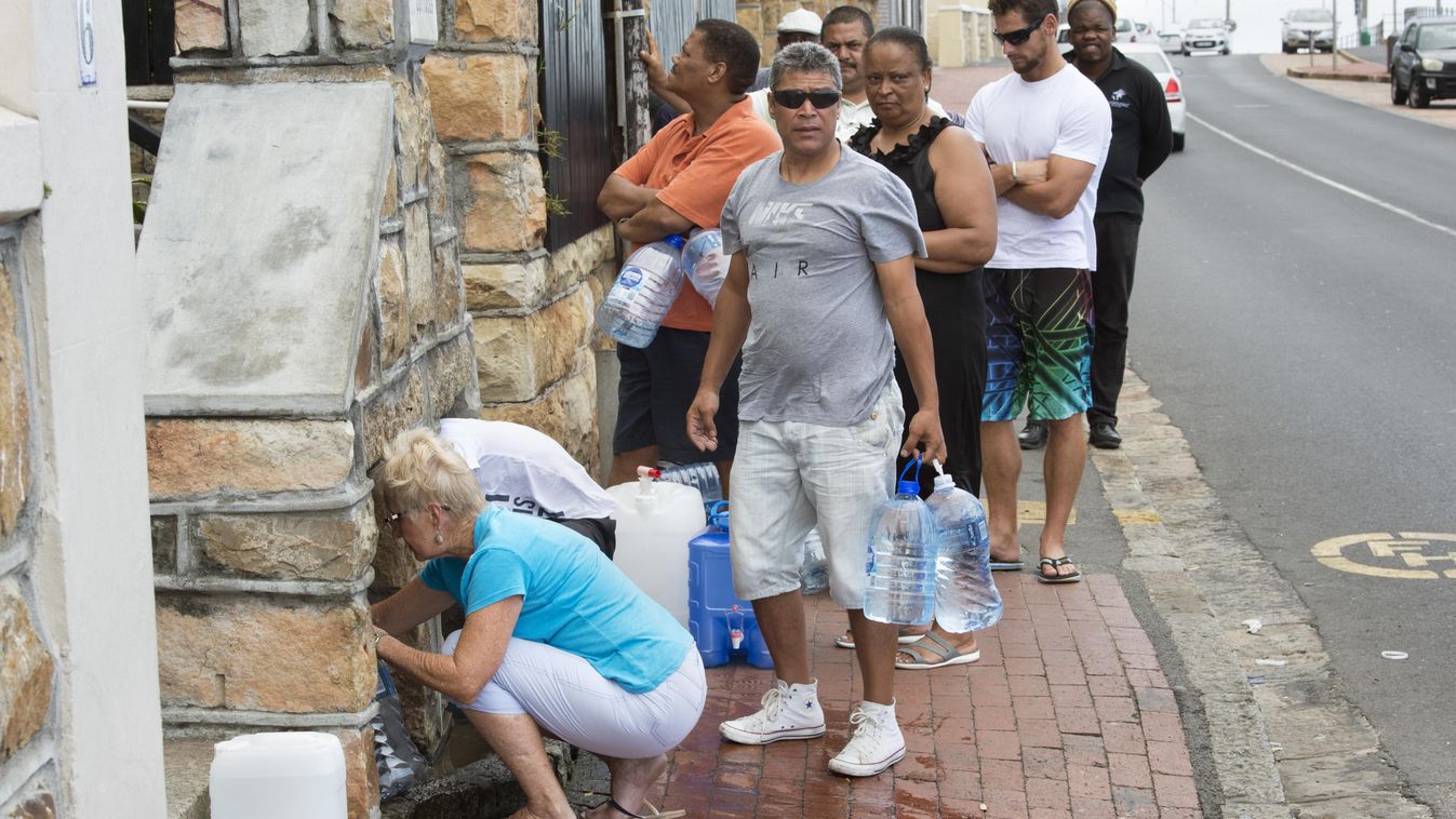 Fokváros, szárazság
People collect drinking water from pipes fed by an underground spring, in St. James, about 25km from the city centre, on January 19, 2018, in Cape Town. 
Cape Town will next month slash its individual daily water consumption limit by 4