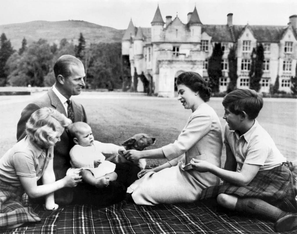 Fülöp edinburgh-i herceg, Prince Philip, Duke of Edinburgh, II. Erzsébet brit királynő férje, angol, 2021.02.21.  Horizontal QUEEN HUSBAND PRINCE CHILD BABY SEATED KILT PRINCESS ROYAL FAMILY CROWN PRINCE GROUP PICTURE BLACK AND WHITE PICTURE PRIVATE LIFE 