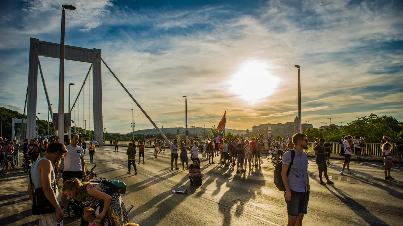 tüntetés a kata módosítása ellen, Tüntetés, Kata adózás, adó, vállalkozás, kisvállalkozó, KATA-s adózás, KATA módosítás, demonstráció, kisadózó, KATA, tüntetés, új, KATA törvény, tiltakozás, törvény, változás, 2022.07.14., MKKP, Erzsébet híd 