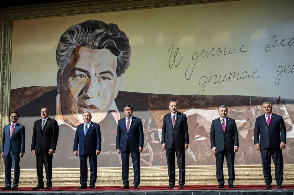 Ilham Alijev azeri (b2), Nurszultán Nazarbajev kazah (b3), Szooronbaj Zseenbekov kirgiz (b4), Recep Tayyip Erdogan török (b5) és Savkat Mirzijojev üzbég államfő (b6), valamint Orbán Viktor miniszterelnök (j) és Ramil Hasanov, a Türk Tanács főtitkára (b) a