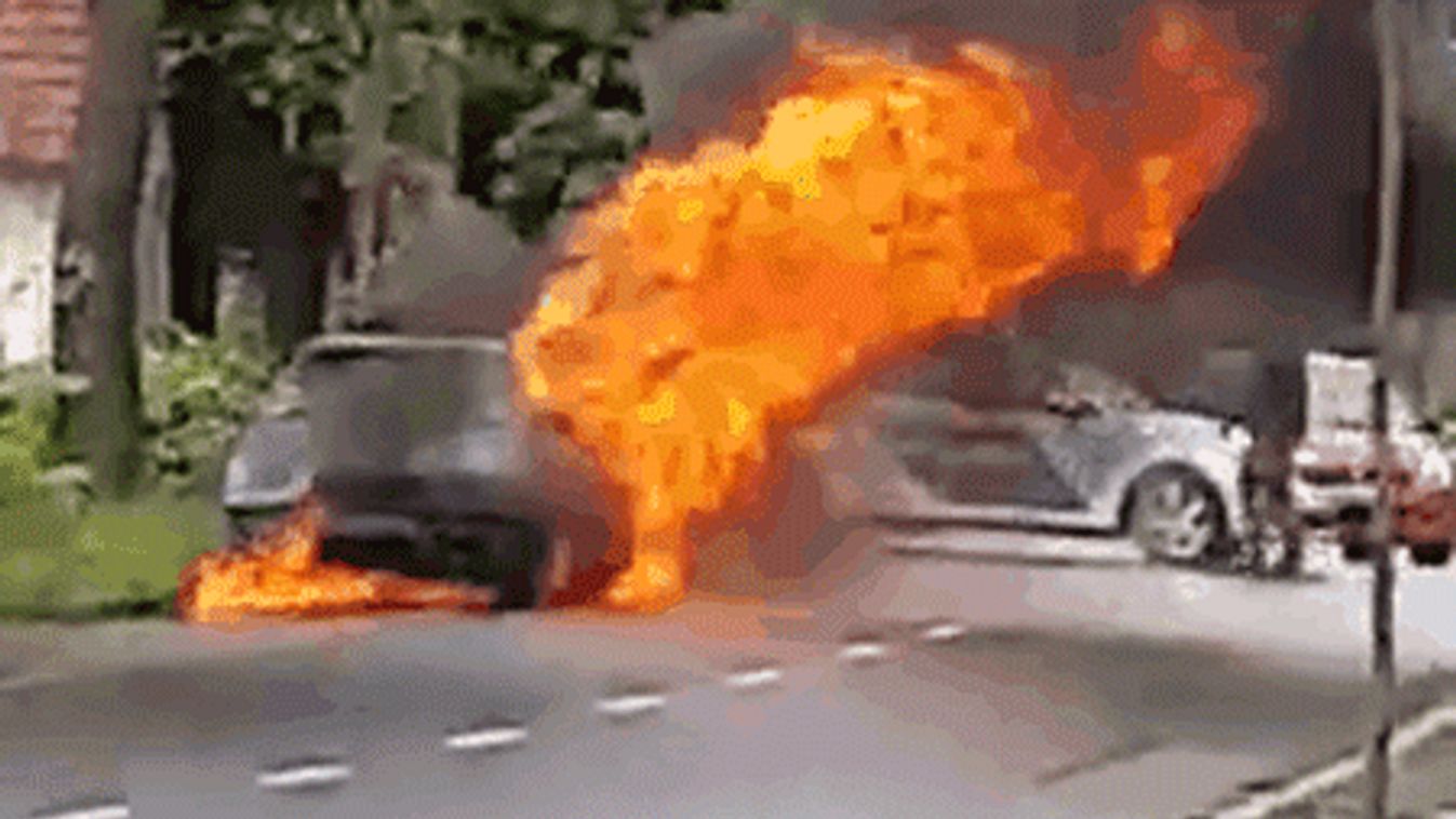Kigyulladt egy autó Békéscsabán, 2019.05.09., GIF 