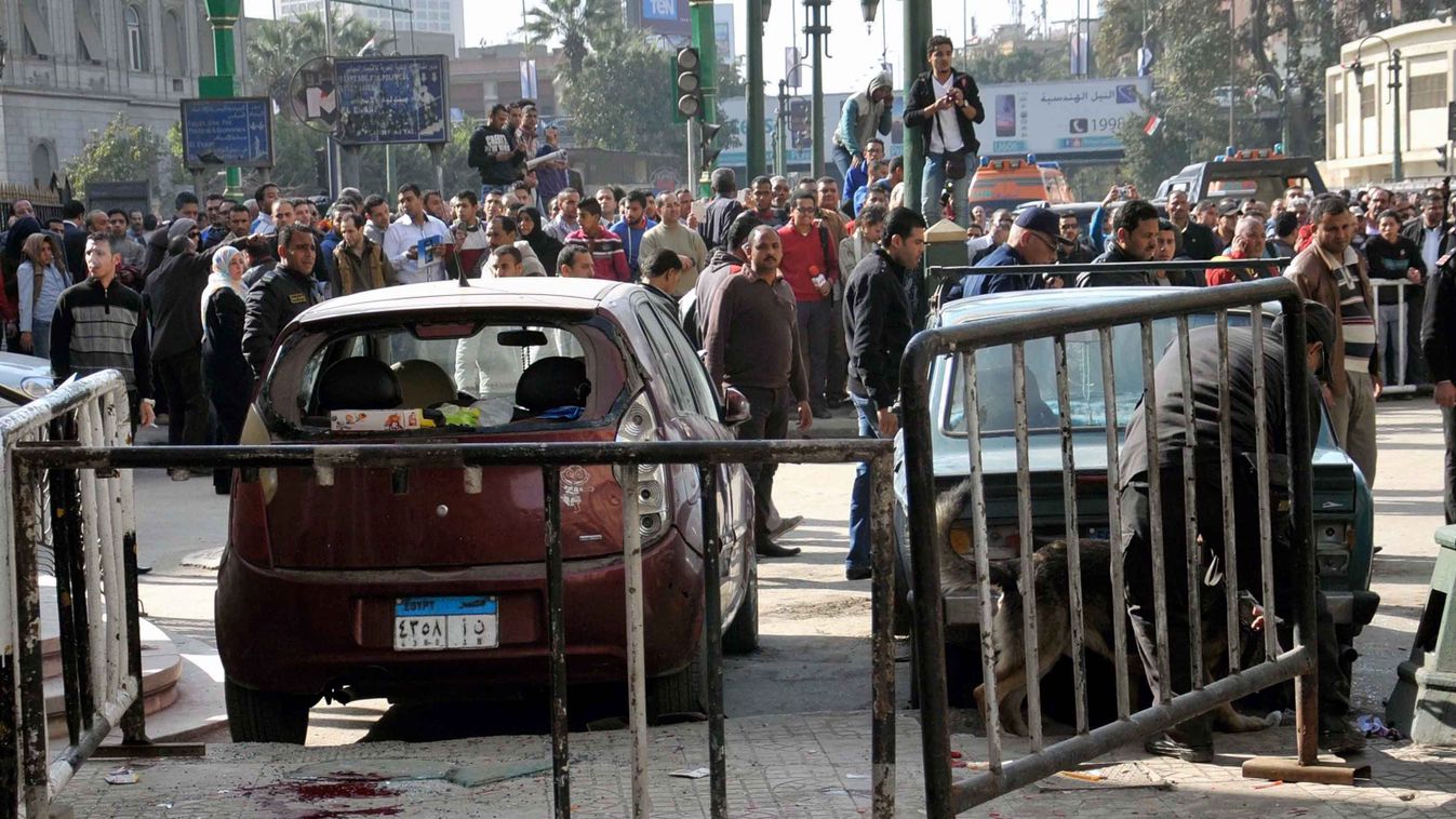 Kairó, 2015. március 2.
Megrongálódott autók a pokolgépes merénylet helyszínén a legfelsőbb bíróság épületének főbejáratánál Kairóban 2015. március 2-án. A robbantásban legkevesebb tizenegy ember megsebesült. (MTI/EPA/Mohamed Maruf) 