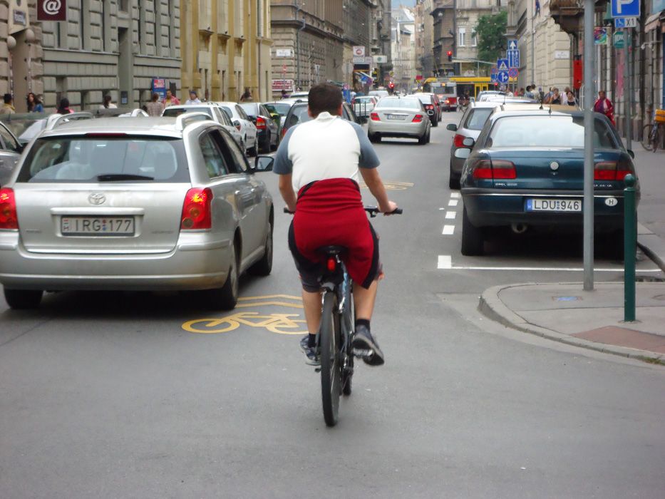 Jó megoldás: kerékpáros nyom a Wesselényi utcában. A bringás a helyén, a forgalomban, jól láthatóan halad.