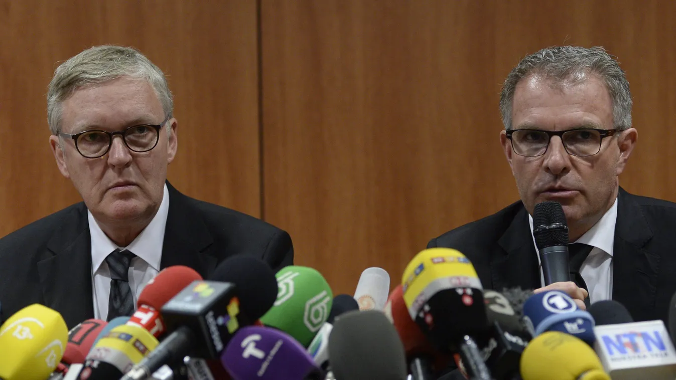 Barcelona, 2015. március 25.
Carsten Spohr, a legnagyobb német légitársaság, a Lufthansa vezérigazgatója (j) és Thomas Winkelmann, a Germanwings német diszkont légitársaság vezérigazgatója sajtótájékoztatót tart a barcelonai repülőtéren 2015. március 25-é