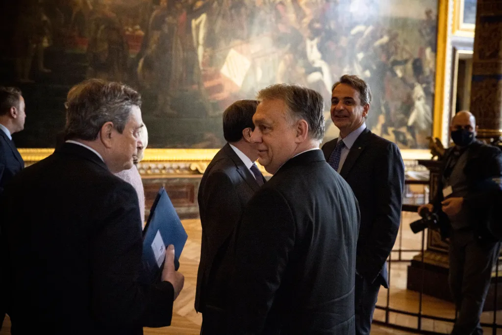 Ukrajnai háború - Orbán Viktor az uniós állam- és kormányfők rendkívüli csúcstalálkozóján DRAGHI, Mario; ORBÁN Viktor 