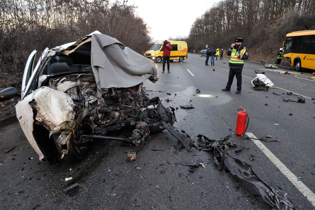 Gödöllő, 2021. január 21.
Ütközésben összetört személygépkocsi Gödöllőnél, a 3-as úton 2021. január 21-én. Az autó sofőrje ismeretlen okból sávot váltott, majd összeütközött egy busszal. A férfi a helyszínen meghalt, a busz sofőrje és a jármű tizenhat utasa könnyebb sérüléseket szenvedett a balesetben.
MTI/Mihádák Zoltán 