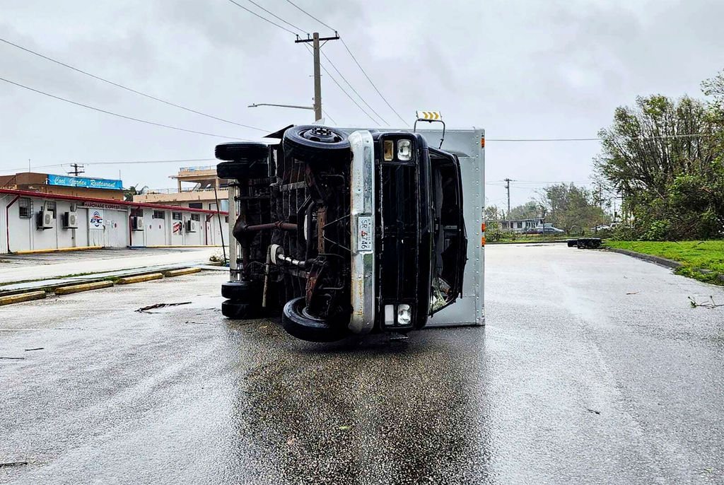 tájfun Tumon öböl Egyesült Államok Guam
Oldalára borult teherautó egy úton Yigóban 2023. május 25-én, miután a Mawar tájfun lecsapott az Egyesült Államokhoz tartozó Guam szigetére. A tájfun áramkimaradást okozott, autókat fordított fel, háztetőket szakíto