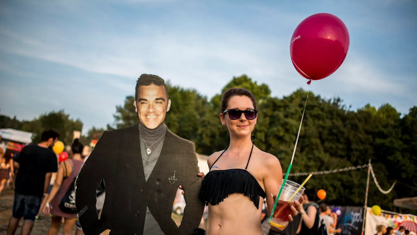 Budapest, 2015. augusztus 10.
Egy résztvevő Robbie Williams papírmaséjával a Sziget fesztiválon 2015. augusztus 10-én.
MTI Fotó: Marjai János 