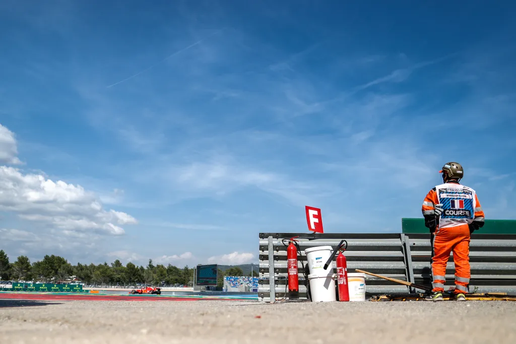 A Forma-1-es Francia Nagydíj szombati napja, Scuderia Ferrari, sportbíró 
