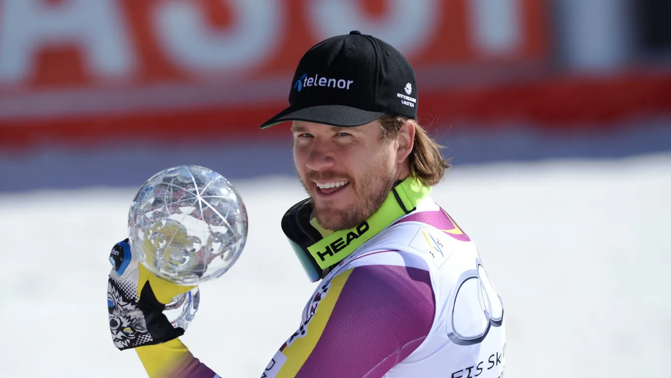 Méribel, 2015. március 18.
A férfi alpesi sízők műlesikló számának pontversenyében élen végzett norvég Kjetil Jansrud kezében a szakági győztesnek járó kristálygömbbel, miután megnyerte az alpesi sízők világkupadöntőjének első, férfi lesikló számát a fran