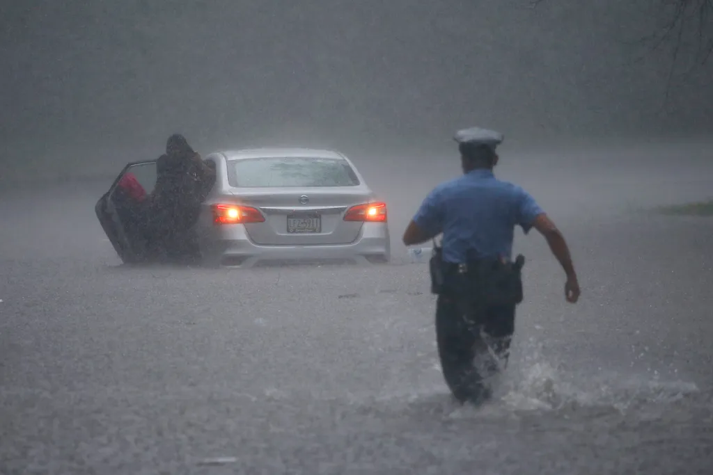 Philadelphia, 2020. augusztus 4.
Rendőr siet a térdig érő vízben egy elakadt járművezetőnek segíteni az Ézsaiás trópusi vihar elvonulása után Philadelphiában 2020. augusztus 4-én. Pennsylvania államban a vihar számos településen áradásokat okozott.
MTI/AP