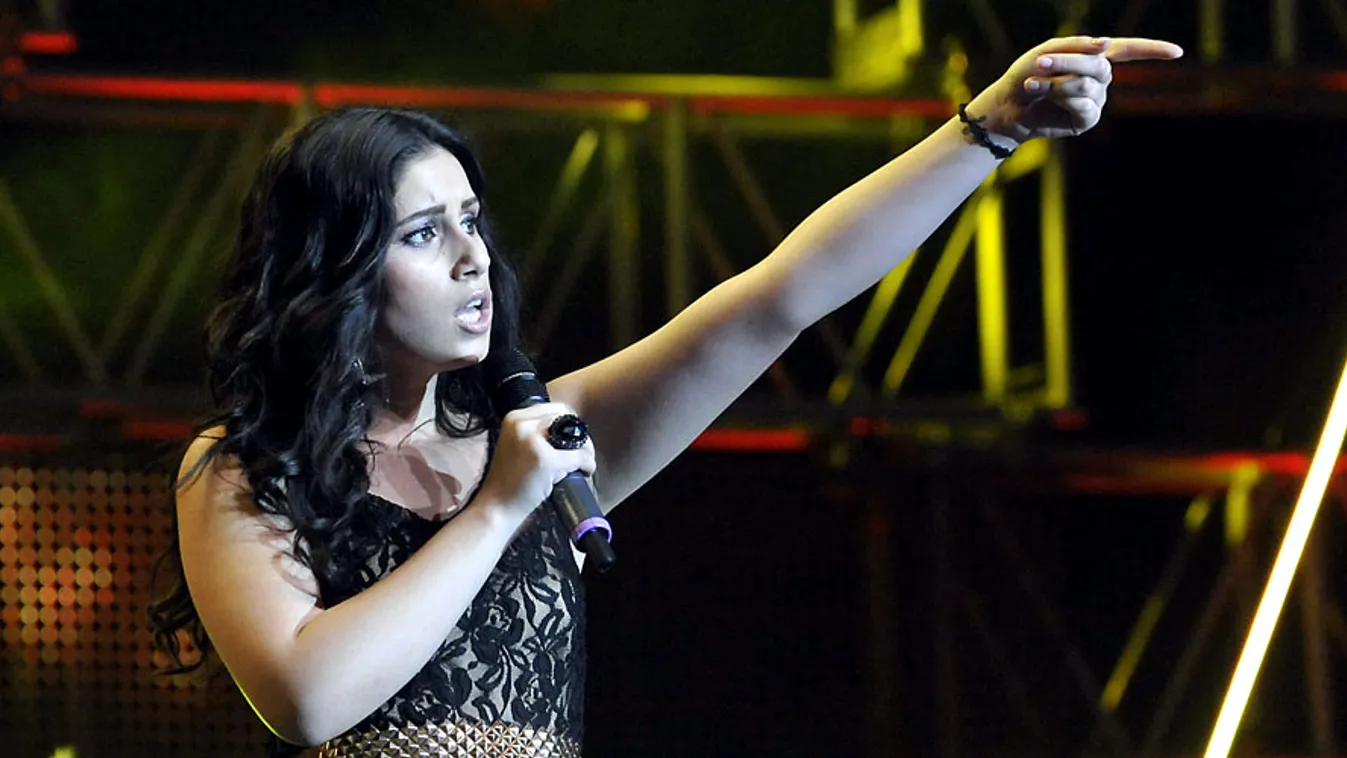 A legjobb női előadó kategória győztese, Radics Gigi énekesnő énekel a 13. VIVA Comet díjátadó gálán a Papp László Budapest Sportarénában 2013. június 13-án