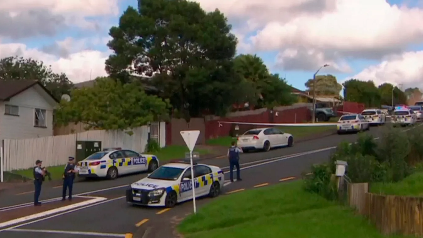 Auckland, 2020. június 19.
Videofelvételről készített kép rendőrökről az Auckalnd nyugati kerületében, Massey-ben elkövetett lövöldözés helyszínén 2020. június 19-én. A helyi sajtójelentések szerint egy rendőrt egy rutin közúti ellenőrzés során lőtte agyo