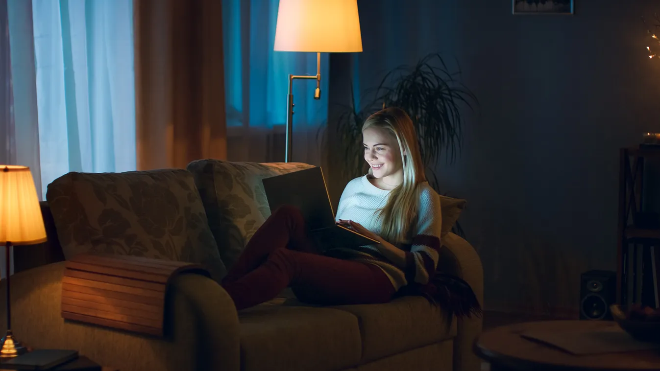 nő éjszaka laptop internet 