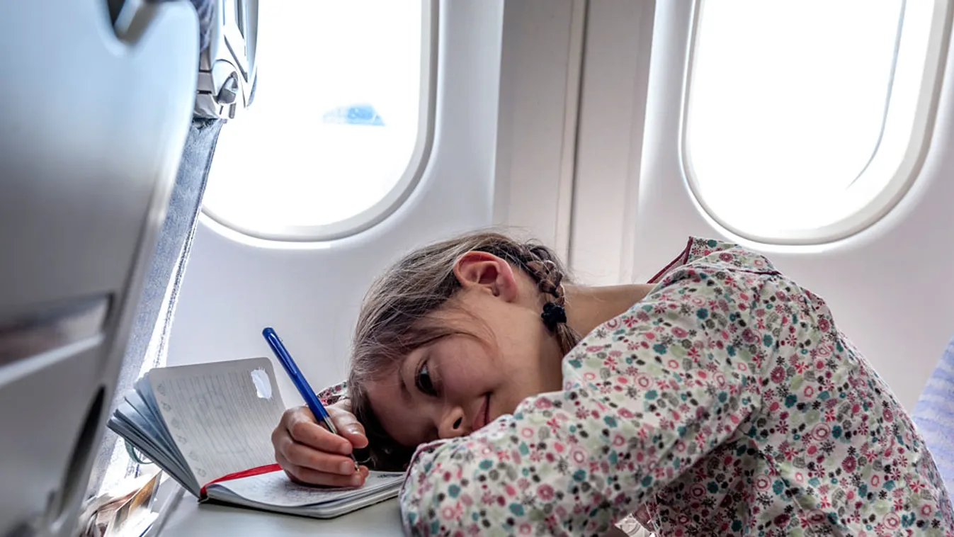 Gyerek a repülőn, az európai gyerekek közel 60 százaléka már a 10. születésnapja előtt utazott repülővel 