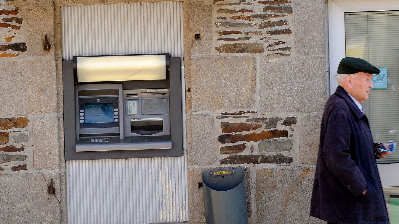 ATM automatából pénzt vett fel egy idős férfi, sokan kérik készpénzben a nyugdíjat