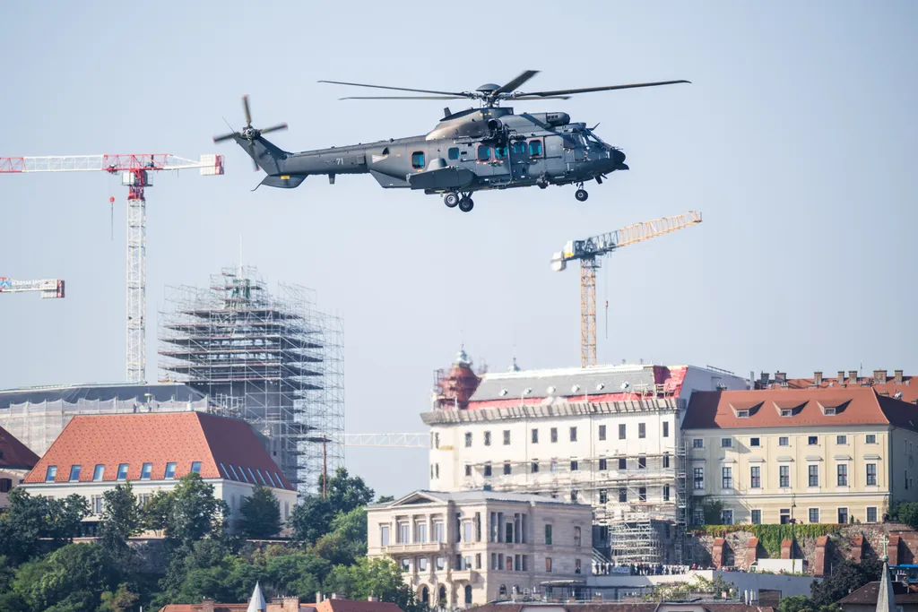 államalapítás ünnepe, légiparádé, Szent István nap, gripen, Duna felett repülnek, katonai légiparádé, Magyar Honvédség bemutatója, hadászati repülőgépek, helikopterek, ejtőernyős válogatott, 2023. 08. 20. 