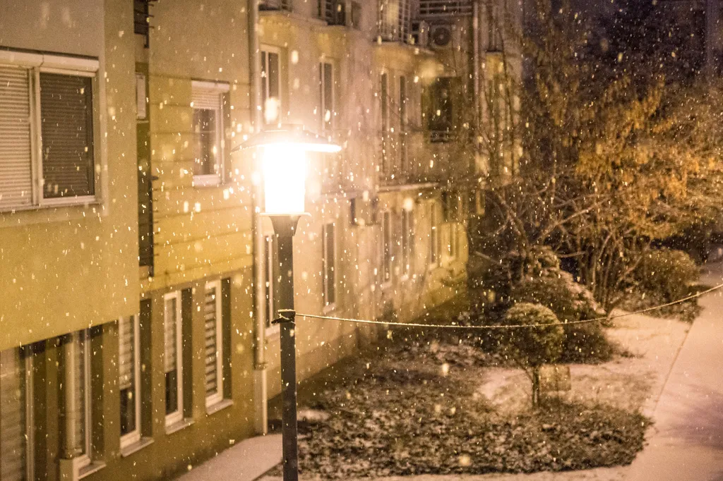 Hó, havazás, időjárás, hajnal, utca, Budapest 