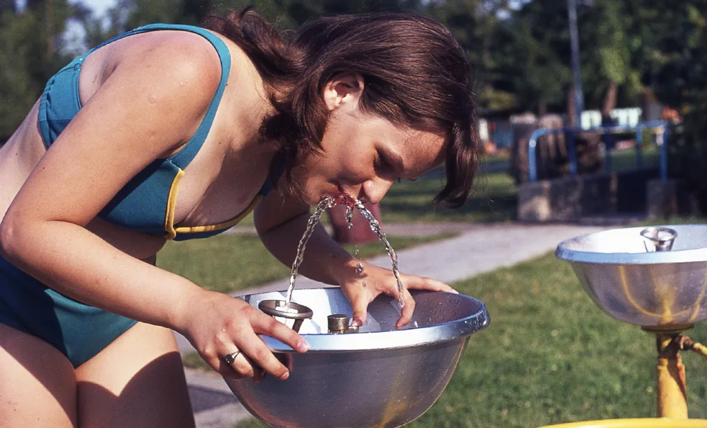 Így süttették a hasukat és hűsöltek a magyarok anno - színes régi képek a strandolásról, anno, régi, strand, nyár, napozás, strandolás, úszás, csobbanás, 