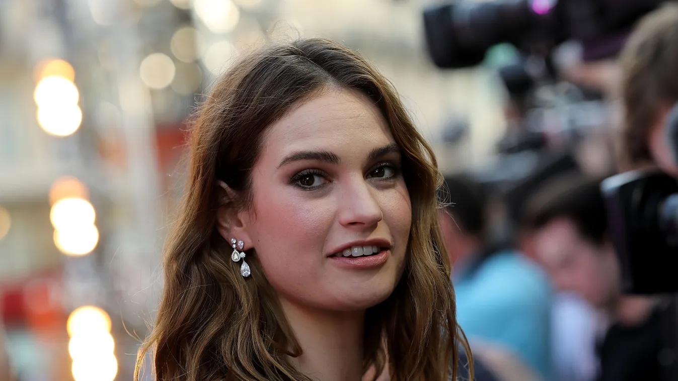 Lily James a Nyomd, bébi, nyomd európai premierjén június 21-én 