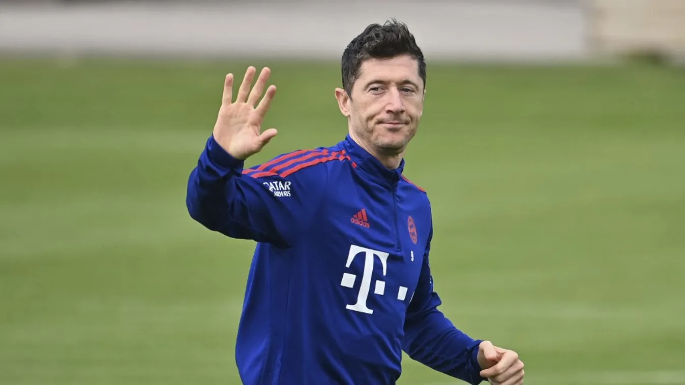 Transfer apparently perfect: Lewandowski moves to Barcelona. current sport ball sports DFL first division 21.22.2021 SOCCER FOOTBALL men soccer federal league professional soccer player SP Spo league game soccer game 1st league 1 Bundesliga Horizontal SOC