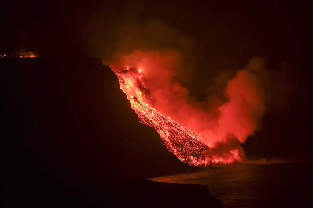 Cumbre Vieja vulkán, vulkánkitörés, Kanári-szigetek, Spanyolország, La Palma, láva 