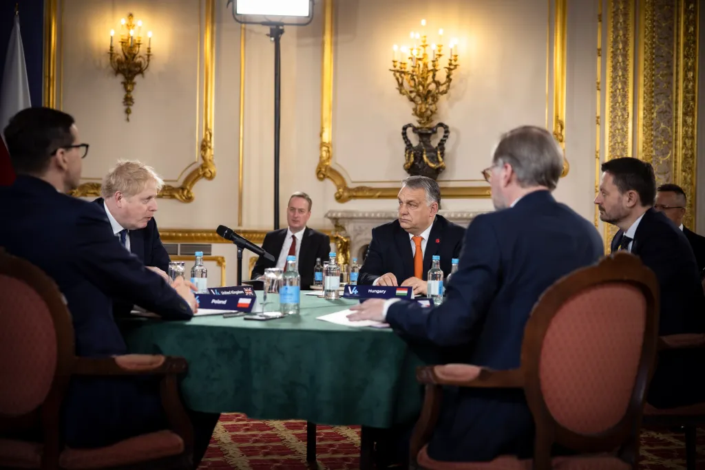 Ukrajnai háború - V4-Egyesült Királyság csúcstalálkozó Londonban 
 HEGER, Eduard; SZIJJÁRTÓ Péter; ORBÁN Viktor; MORAWIECKI, Mateusz; JOHNSON, Boris; FIALA, Petr 