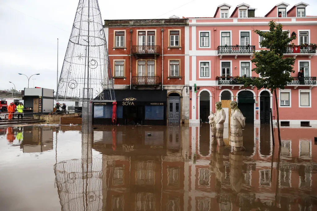 időjárás, eső, áradás, portugália, lisszabon 
