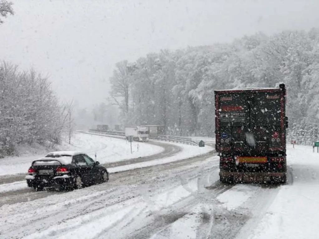 havazás, Dunántúl, Elakadtak a kamionok a 76-os főúton az arborétum közelében Zalaegerszegen. 