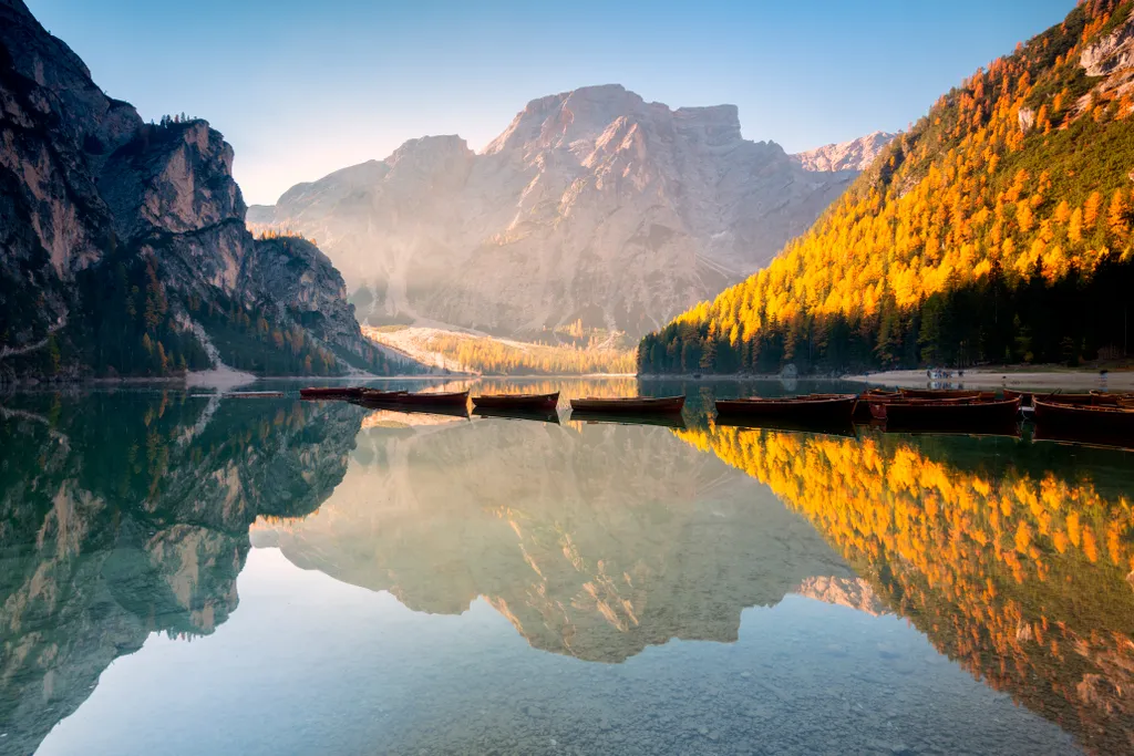 Képeken egy varázslatos alpesi tó Dél-Tirolban, Braies-tó, galéria, 2023 