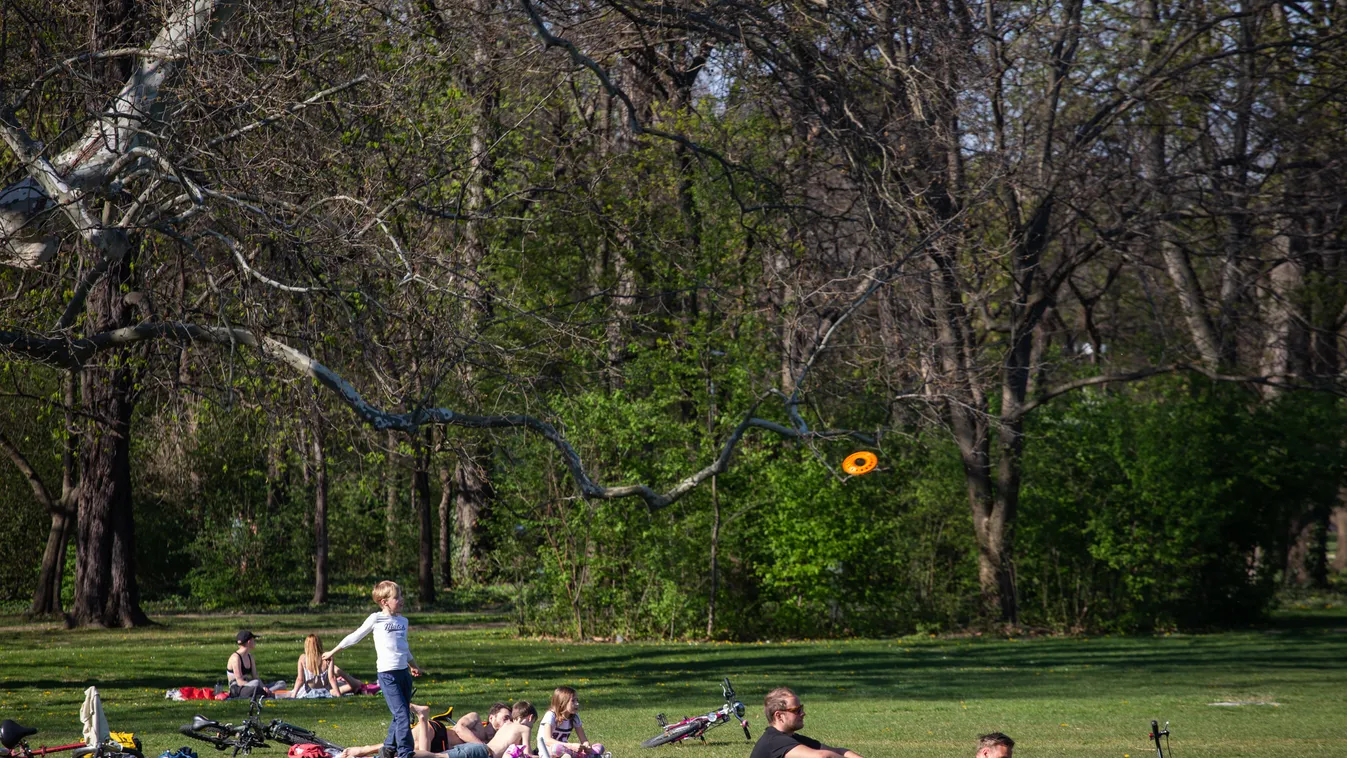 Margit sziget, margit-sziget, koronavírus, vírus, karantén, park, szabadidő, kondi, pihenés, kirándulás, túra, pihenés, pihenő, napos idő, jó idő, Margit-sziget a koronavírus idején, kijárási korlátozás, emberek a városban, Budapest 